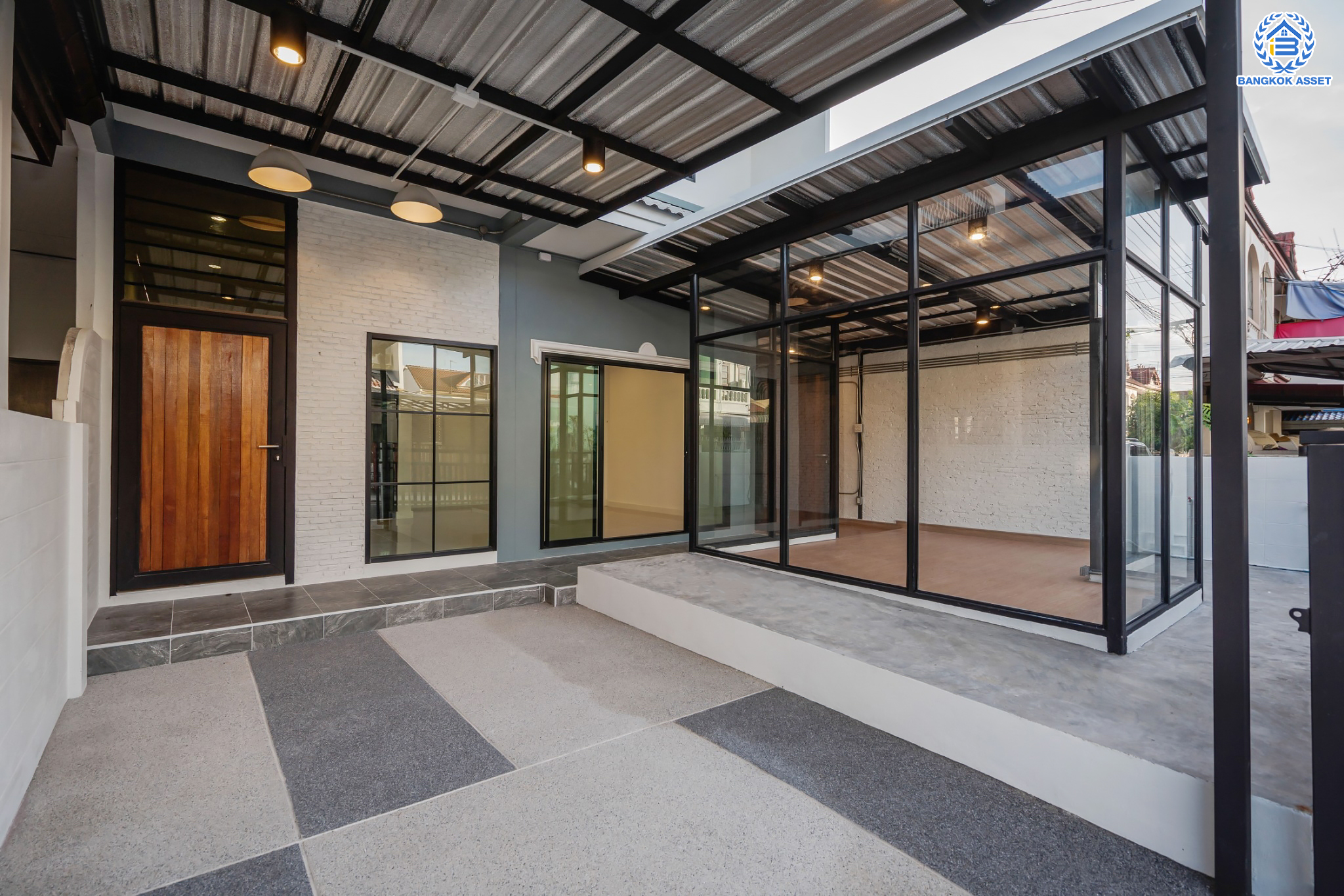 บ้านมือสองตกแต่งใหม่ ม.ซื่อตรง รัตนาธิเบศร์ หลังมุม หน้าโครงการติดรถไฟฟ้า "สถานีไทรม้า"!! เนื้อที่ 34 ตร.ว. ฟังก์ชัน 3 ห้องนอน 3 ห้องน้ำ 1 ห้องอเนกประสงค์ 1 ที่จอดรถ เชื่อมต่อได้หลายเส้นทาง ใกล้ เซ็นทรัลรัตนาธิเบศร์ และทางด่วน "งามวงศ์วาน"